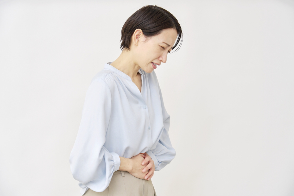 胃の痛みが気になる女性