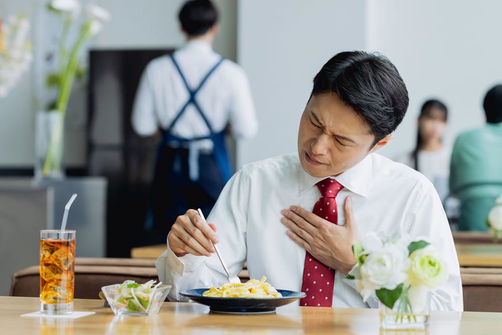 胸やけをしている男性